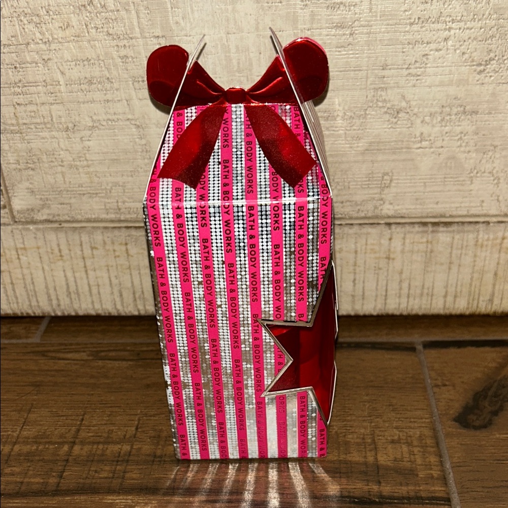 Bath & Body Works Strawberry Snowflakes Set - Red and Pink